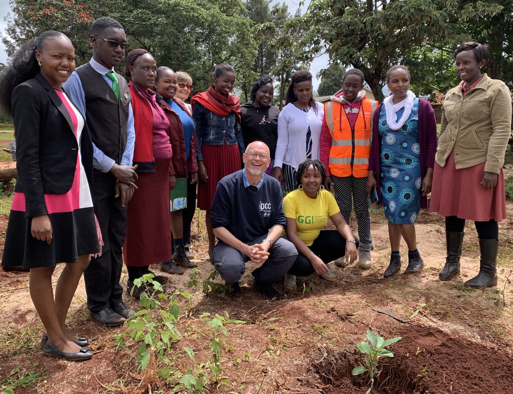 Tree planting with Elizabeth Wathuti (Green Generation Initiative) and children from the region of Nyeri, Kenya, June 2023. Photo : PwG (CC-BY).